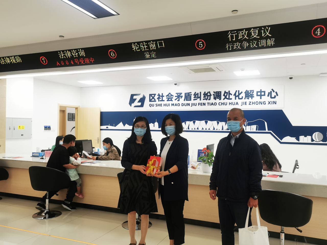 市信访局部分班子成员开展《条例》七进活动.jpg