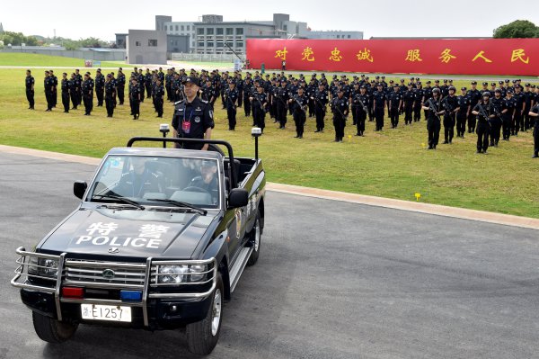 特警演练 周尔博.jpg