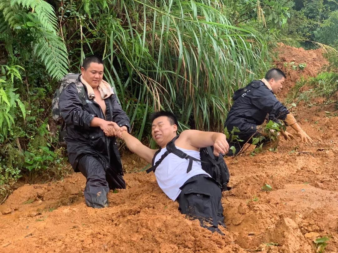 台州黄岩区巡特警大队联合市武警支队组成救援小组，过山淌水徒步20多公里，将物资交到群众手中.jpg