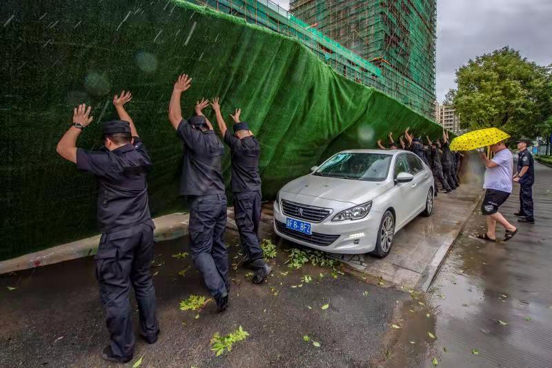 海宁市公安局巡特警大队民警冒大雨排除险情.jpg