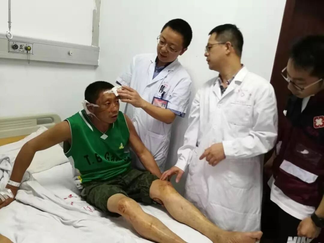 医务人员在为受伤群众包扎伤口.jpg