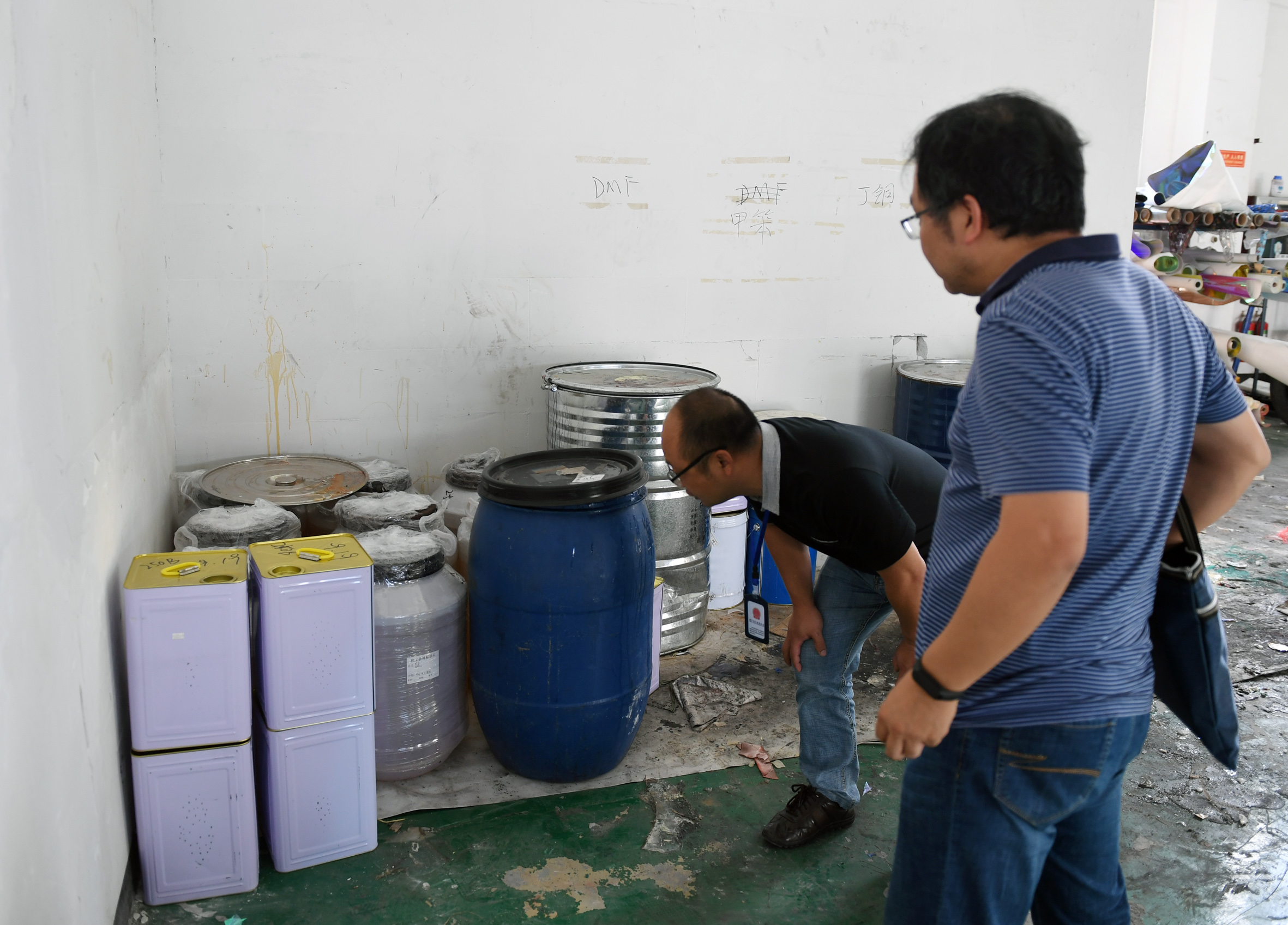 危险化学品原料未按规定存放在仓库内.jpg