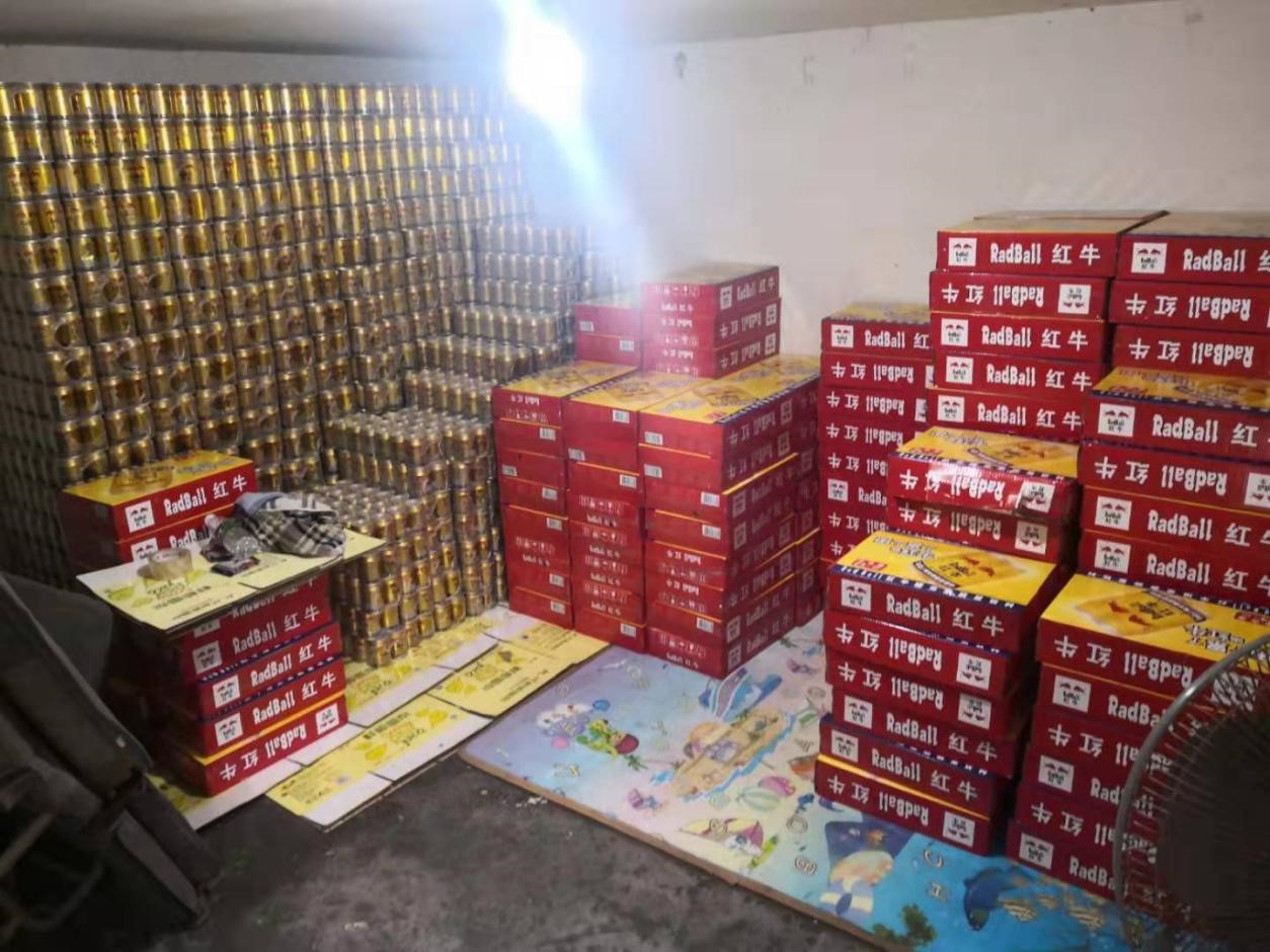 查获的假“红牛”饮料.jpg