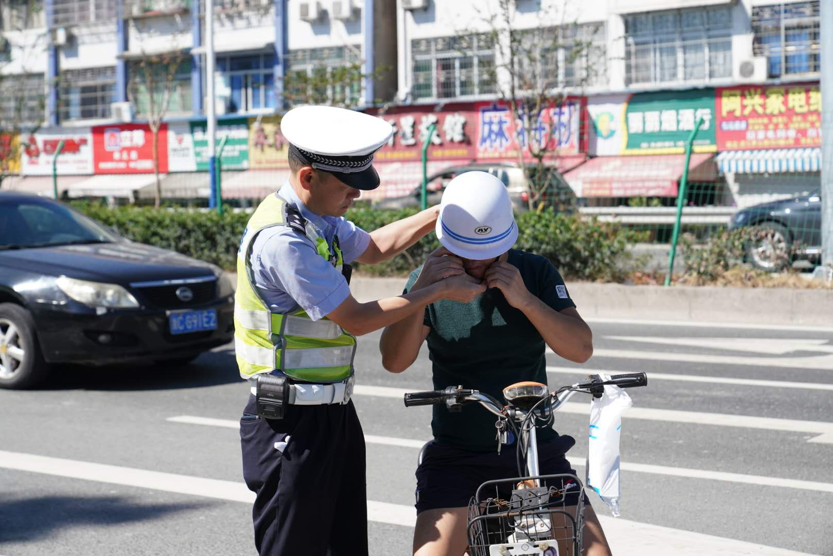 教骑行者如何正确佩戴头盔.png