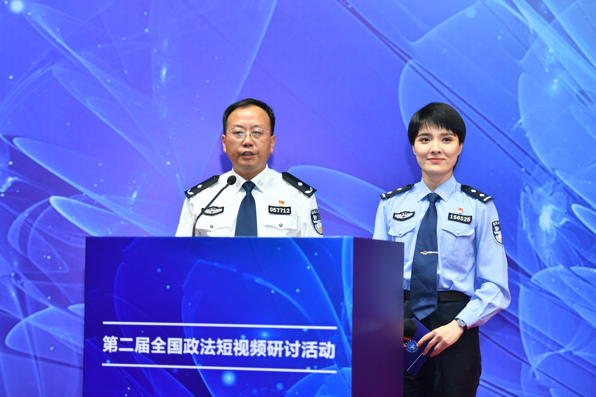 金华市公安局党委委员、政治部主任陈锋和金华市公安局政治部民警程莞.jpg
