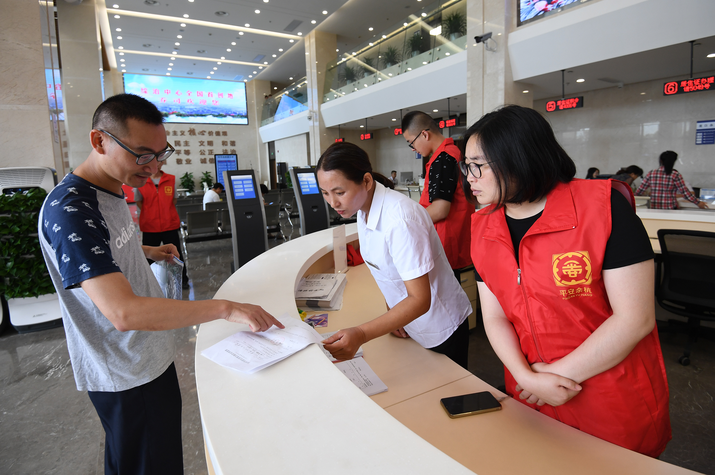 杭州余杭区矛调中心　　本报记者 王志浩　摄.jpg
