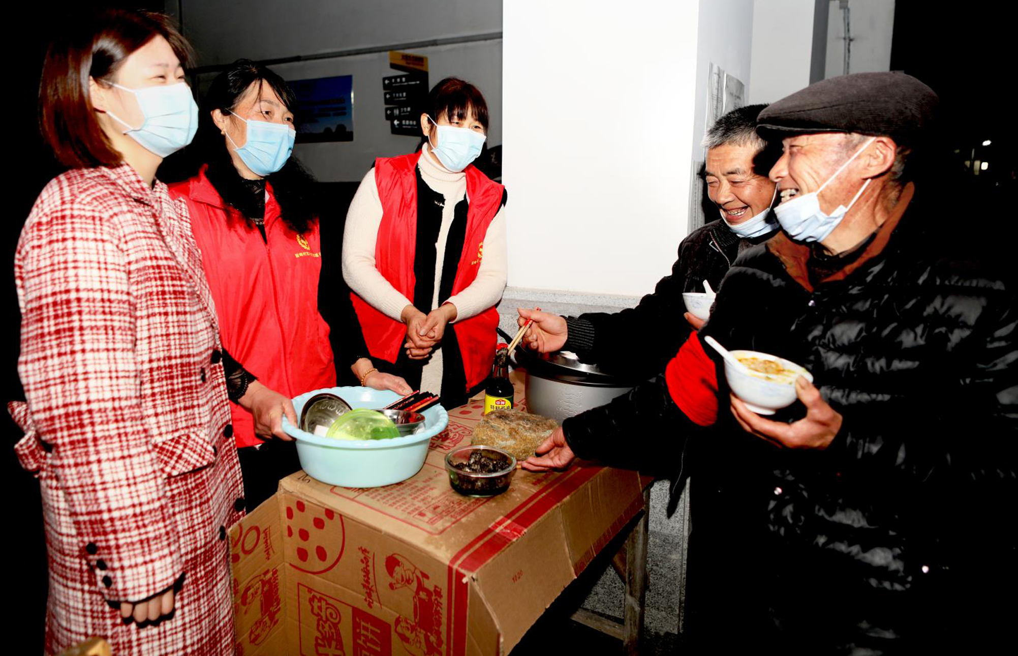 宁波市奉化区大堰镇后畈村网格员白天走访排摸，晚上为卡点值班人员送宵夜。.jpg