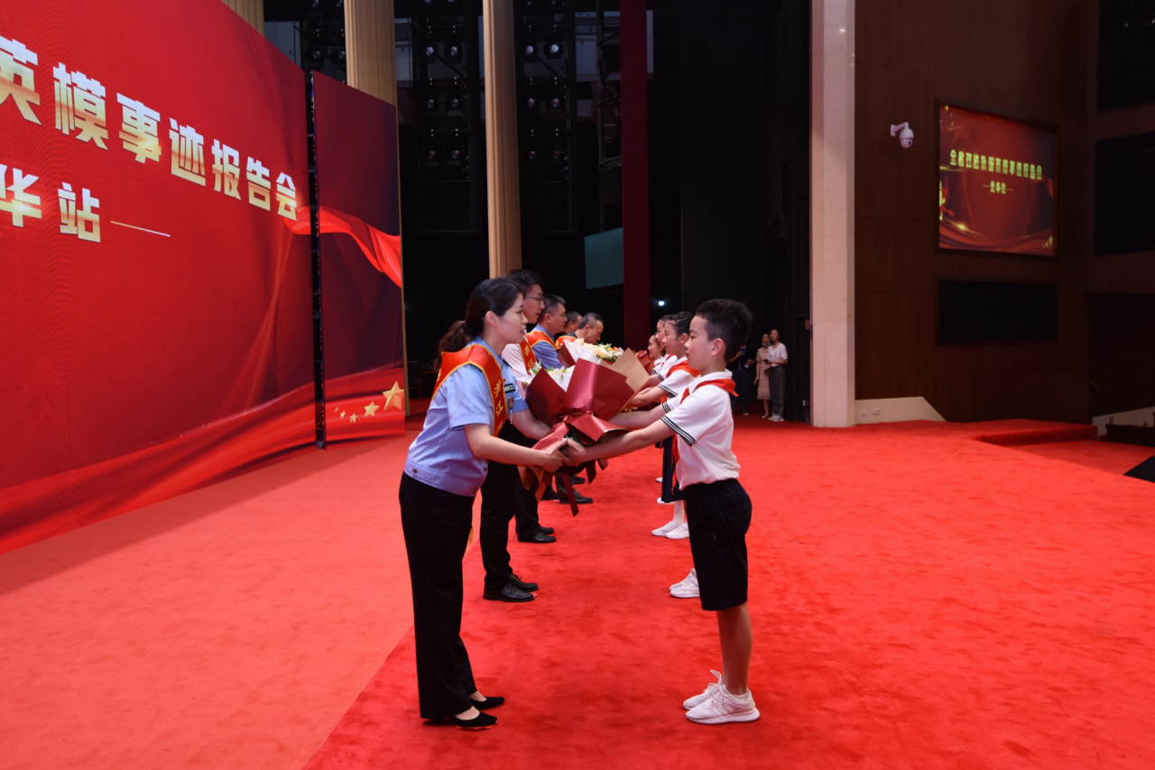 在金华站，少先队员向报告团英模献花.png